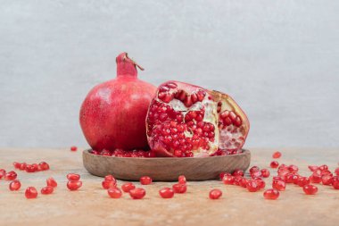 Olgun nar ve tohumlar ahşap tabakta. Yüksek kalite fotoğraf