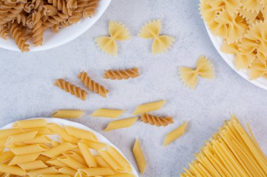 Beyaz arka planda çeşitli pişmemiş makarna. Yüksek kalite fotoğraf