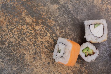 Mermer arka planda lezzetli suşi seti