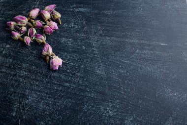 Mavi masanın üzerinde kurumuş çiçekler açar. Yüksek kalite fotoğraf