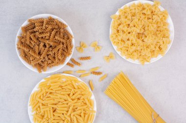 Beyaz arka planda çeşitli pişmemiş makarna. Yüksek kalite fotoğraf