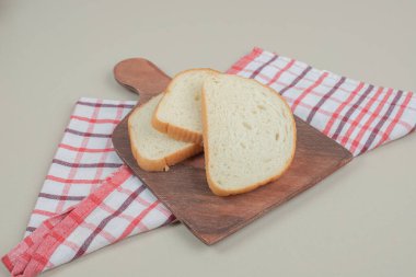 Tahtada dilimlenmiş beyaz ekmek. Yüksek kalite fotoğraf