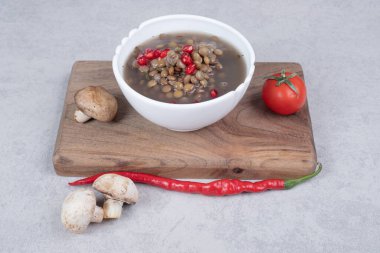 Mantarlı bezelye çorbası ve mermer kaplama domates.