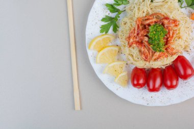 Beyaz tabakta tavuk ve sebze dilimleri ile lezzetli spagetti. Yüksek kalite fotoğraf