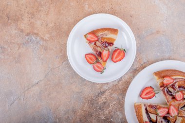 Beyaz tabakta çikolata soslu çilekli turta. Yüksek kalite fotoğraf