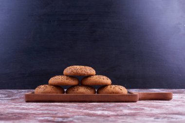 Mavi zemin üzerinde siyah kimyon bulunan yulaflı kurabiyeler. Yüksek kalite fotoğraf