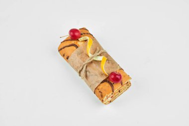 Beyaz arka planda vişneli kek. Yüksek kalite fotoğraf