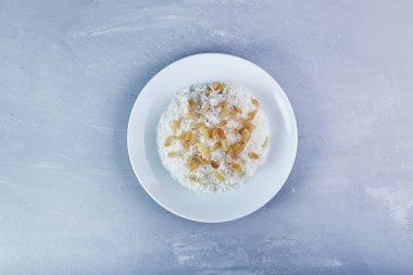 Süslü pirinç süslemesi, beyaz tabakta sultana, üst manzara. Yüksek kalite fotoğraf