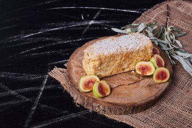 Karanlık arka planda incir dilimleri olan Napolyon pastası. Yüksek kalite fotoğraf