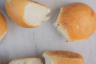 Mermer zemin üzerinde yuvarlak beyaz ekmek. Yüksek kalite fotoğraf