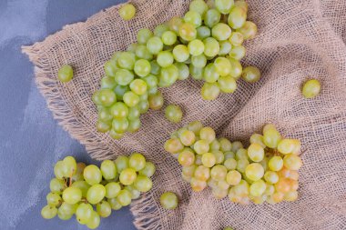 Mutfak havlusunda üzüm demetleri. Yüksek kalite fotoğraf