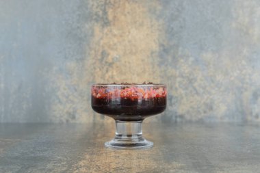 Mermer masada bir bardak çikolatalı tatlı. Yüksek kalite fotoğraf