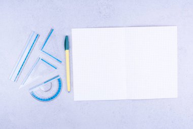 Kalem ve mavi cetvellerle boş kağıtları kontrol ettim. Yüksek kalite fotoğraf