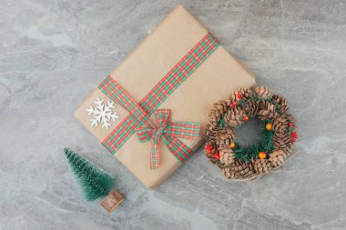 Noel hediyesi kutusu, çam ağacı ve mermer arka planda çelenk. Yüksek kalite fotoğraf