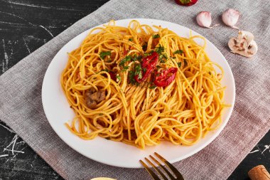 Lezzetli İtalyan makarnası mermer masa arkasında