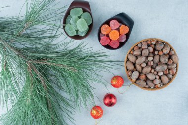 İki siyah tabak şekerli marmelat ve içi fındık dolu ahşap kase. Yüksek kalite fotoğraf
