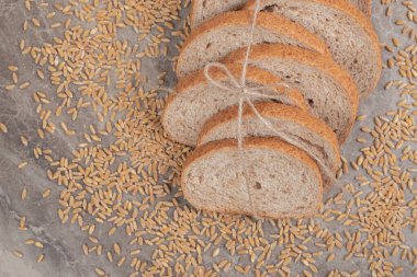 Mermer yüzeyinde tahıllı çavdar ekmeği dilimleri. Yüksek kalite fotoğraf