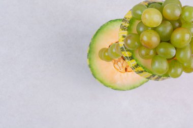 Beyaz arka planda yarı kesilmiş yeşil kavun üzümleri. Yüksek kalite fotoğraf