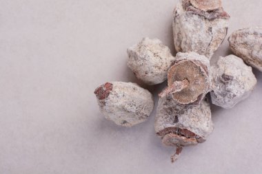 Beyaz arka planda sağlıklı kurutulmuş meyveler. Yüksek kalite fotoğraf