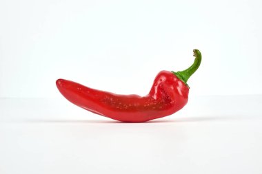 Kırmızı acı biber beyaz arka planda izole edilmiş. Yüksek kalite fotoğraf