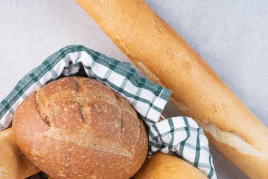 Taştan arka planda sepette kabuklu ekmek. Yüksek kalite fotoğraf