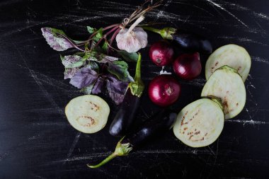 Siyah arka planda mor patlıcan, sarımsak ve soğanlı. Yüksek kalite fotoğraf