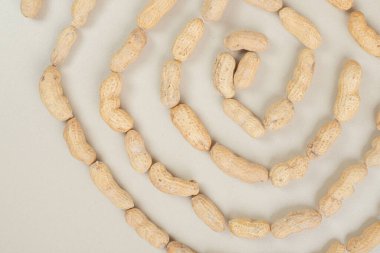 Gri arka planda bir sürü organik fıstık. Yüksek kalite fotoğraf