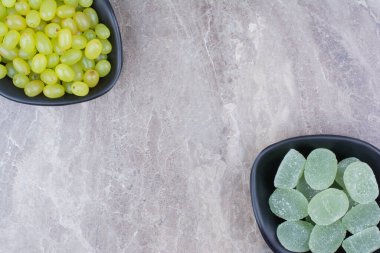 Taş zeminde bir kase üzüm ve marmelat şekeri. Yüksek kalite fotoğraf