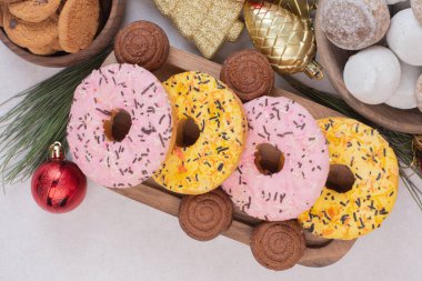 Beyaz arka planda topları olan tatlı bir Noel pastası. Yüksek kalite fotoğraf