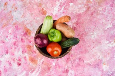 Tahta kovadaki sebzeler. Yüksek kalite fotoğraf