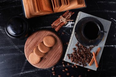 Etrafında fasulye ve kurabiye olan bir fincan sade kahve. Yüksek kalite fotoğraf