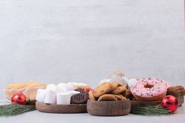 Beyaz arka planda topları olan tatlı bir Noel pastası. Yüksek kalite fotoğraf