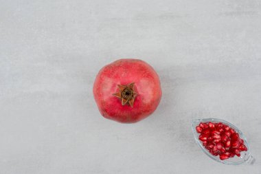 Bardakta nar tohumu ve beyaz zemin üzerinde nar. Yüksek kalite fotoğraf