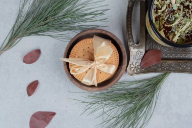 Bir yığın bisküvi ve gri arka planda bir fincan bitki çayı. Yüksek kalite fotoğraf