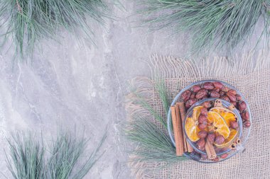 Cam bardakta kuru portakal dilimleri, tarçınlı kalçalar. Yüksek kalite fotoğraf