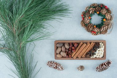 Noel çelengi kozalaklardan kurumuş sağlıklı meyveler. Yüksek kalite fotoğraf