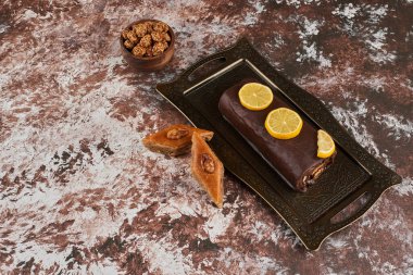 Tahta bir tahtanın üzerinde çikolatalı kek. Yüksek kalite fotoğraf