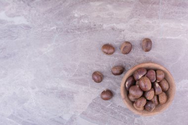Kırsal kesede kahverengi kestaneler gri arka planda. Yüksek kalite fotoğraf