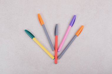 Beyaz arkaplanda renkli işaret kalemleri