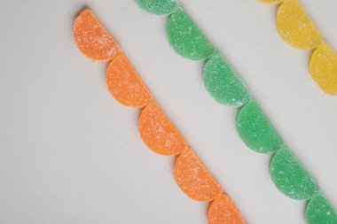 Bej arka planda bir sürü marmelat şekeri. Yüksek kalite fotoğraf