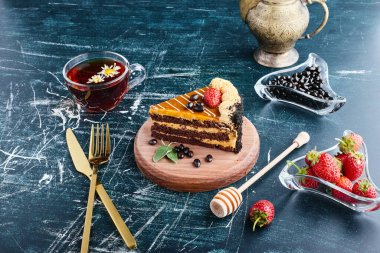 Tahta tabakta karamel dilimi. Yüksek kalite fotoğraf