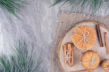 Tahta bir tahtanın üzerinde tarçın çubuklu waffle kurabiyeleri. Yüksek kalite fotoğraf