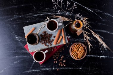 Kraker ve tarçınlı bir fincan kahve. Yüksek kalite fotoğraf