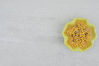 Beyaz yüzeyde bir kase ev yapımı çorba. Yüksek kalite fotoğraf