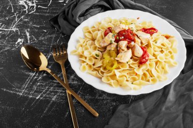 Lezzetli İtalyan makarnası mermer masa arkasında