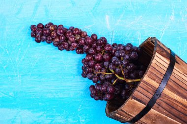 Tahta kovadan bir demet kırmızı üzüm, üst manzara. Yüksek kalite fotoğraf