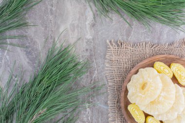 Tahta tabakta marmelatlı kurutulmuş sağlıklı ananas. Yüksek kalite fotoğraf