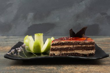 Mermer arka planda doğranmış yeşil elmalı lezzetli bir pasta. Yüksek kalite fotoğraf