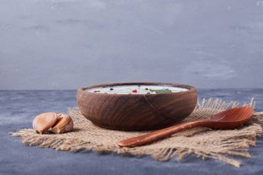 Çuval bezine sarımsaklı yoğurt çorbası. Yüksek kalite fotoğraf