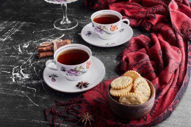 Bir fincan kurabiyeyle iki fincan çay. Yüksek kalite fotoğraf